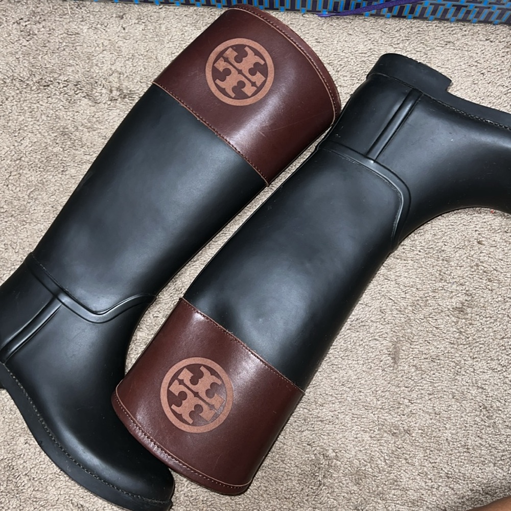 Tory Burch Classic Rainboot Semi Shine - Picture 3 of 5